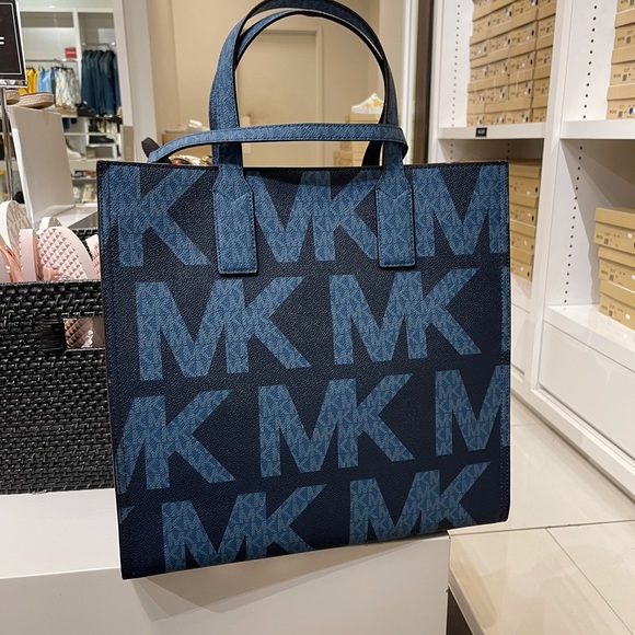 Michael Kors Kenly Large NS Tote - Picture 4 of 8